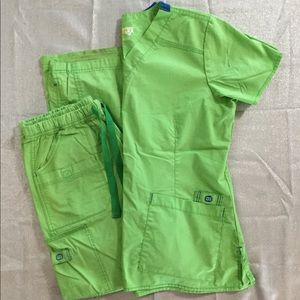 Wonder Flex by Wonder Wink medium green scrub set